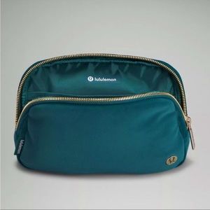 NWT Lululemon Everywhere Belt Bag Velour in Green Jasper - RARE